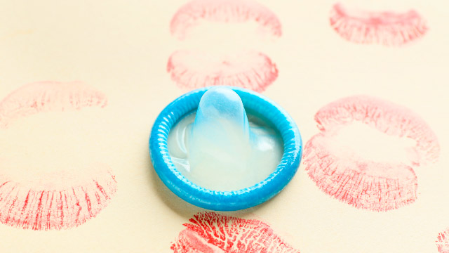 embrasser un préservatif